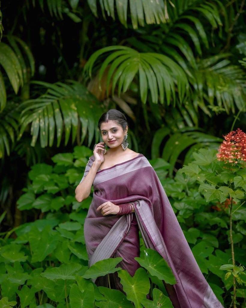 Celebrity Poses In Saree For Photography Ideas | Kerala saree blouse  designs, Saree designs party wear, Saree models